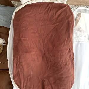 Fin & Vince X snuggle me organic cover.  Color spice.  Used once